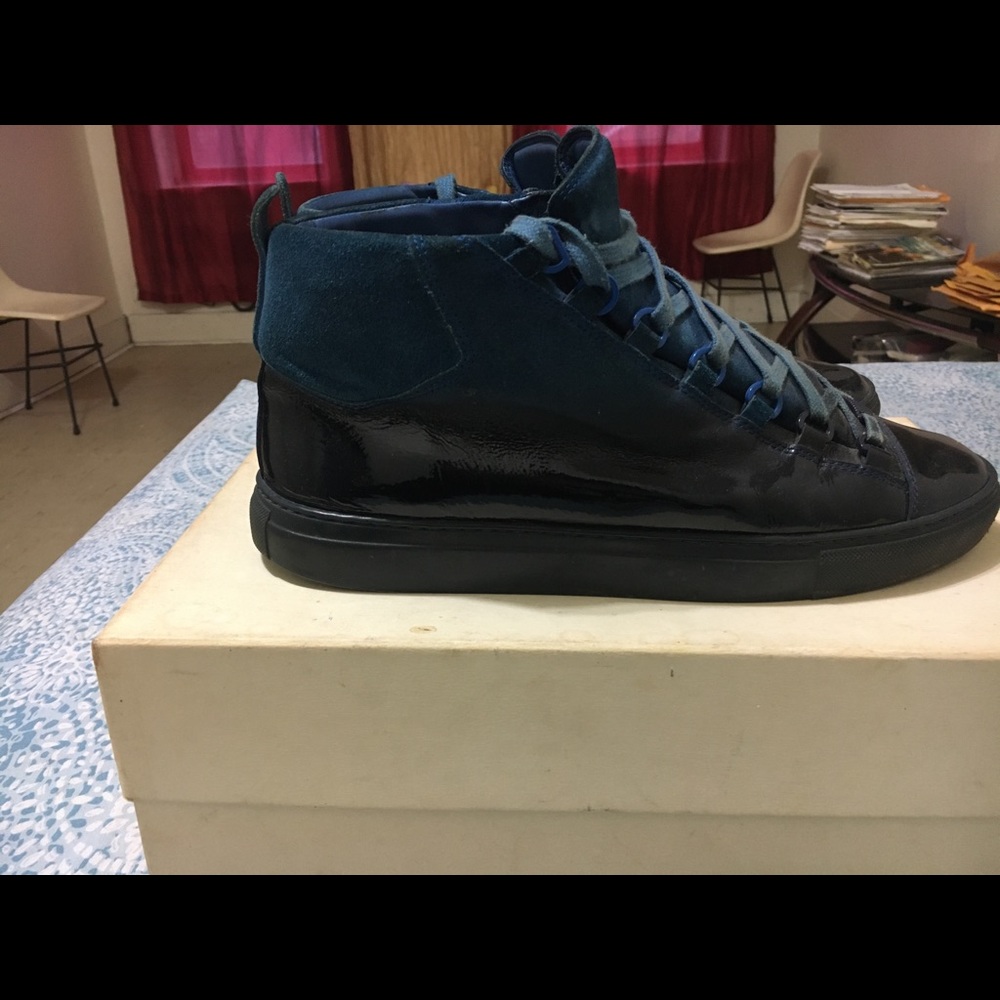 SHOES - Picture 5 of 6